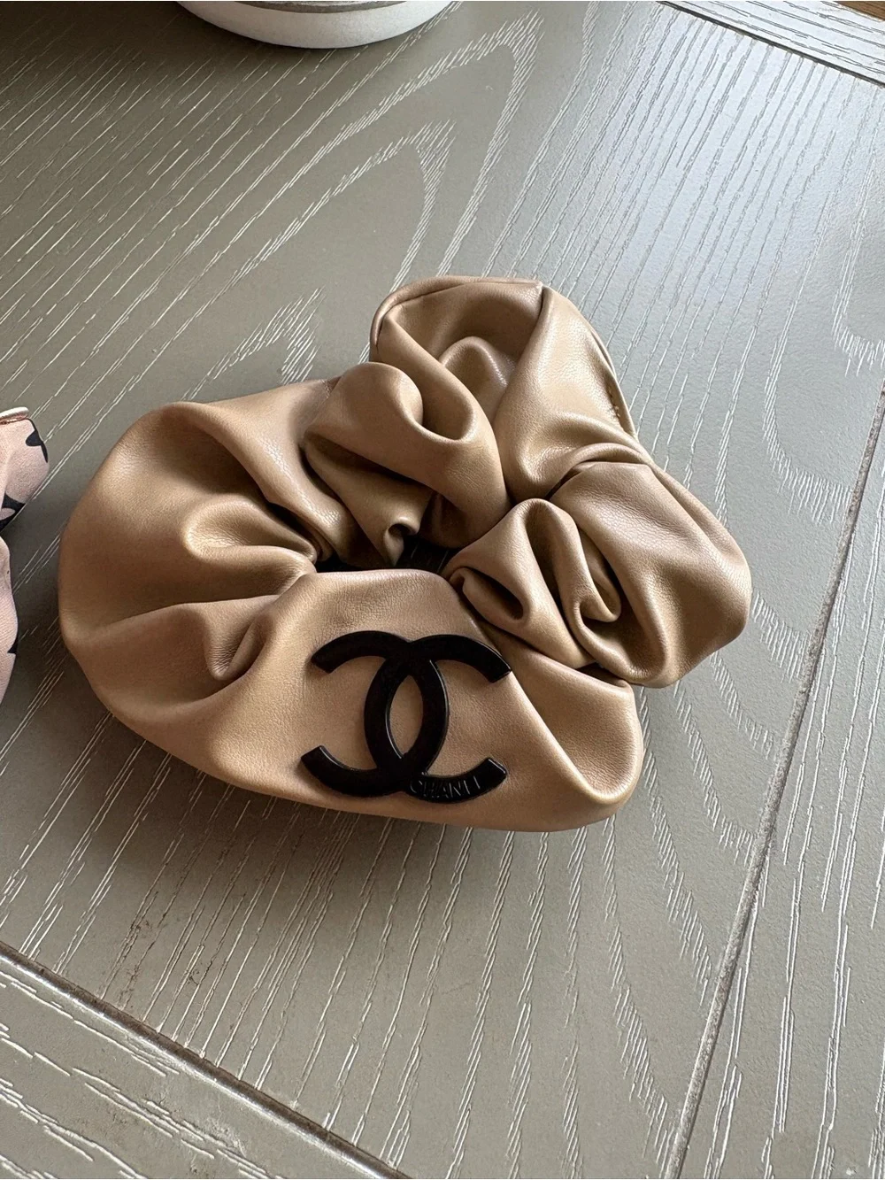 FASHION Set of 2 Logo Scrunchie Set - Neutral Beige & Beige